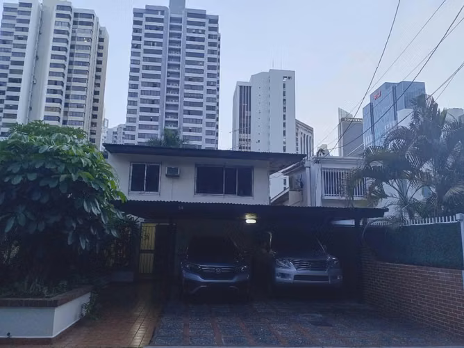 Se alquila linda casa en calle 50