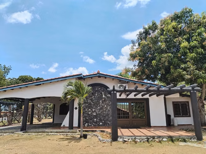 VENDO CASA DE PLAYA VIA PRINCIPAL HACIA PUNTA CHAME 800M2 DE LA VIA INTERAMERICANA