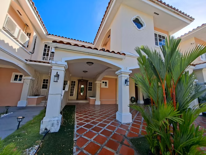 267410. Se vende casa adosada 3 recamaras, 2.5 baños, CBE, 275m