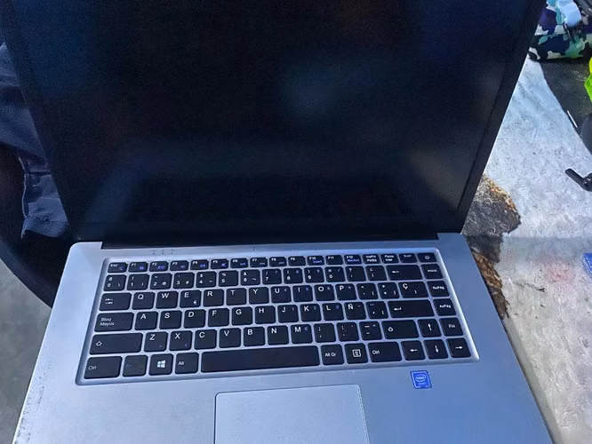 LAPTOP ECONÓMICA USADA- Funciona con cargador - Imagen 4