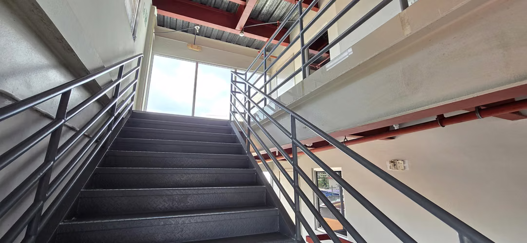Se alquila local comercial 105 m2.
