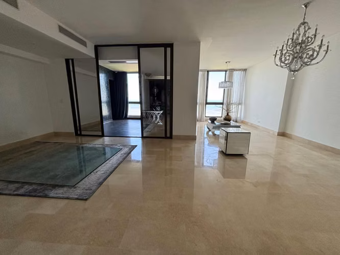 Vendo amplio apartamento en Costa Del Este, 3 recamaras, 336m2, Vista al Mar.