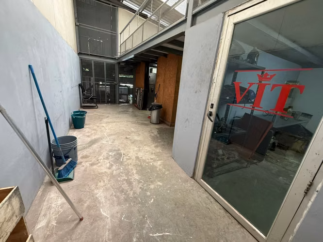 Galera Comercial en Venta Pueblo Nuevo - Imagen 9