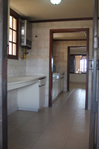 Residencia en venta – Amplia casa de dos pisos con vista panorámica de la ciudad - Imagen 9