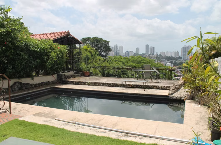Residencia en venta – Amplia casa de dos pisos con vista panorámica de la ciudad - Imagen 2