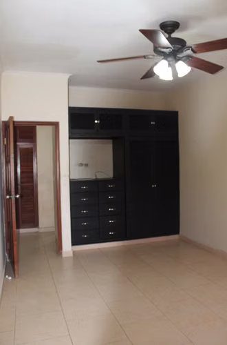 Residencia en venta – Amplia casa de dos pisos con vista panorámica de la ciudad - Imagen 8