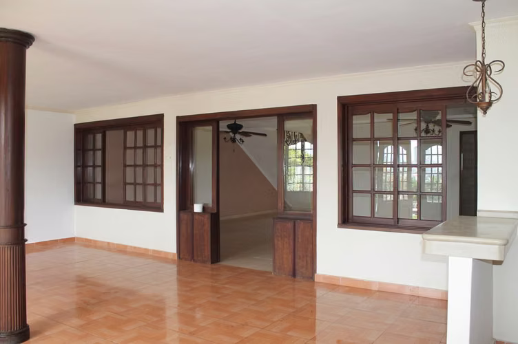 Residencia en venta – Amplia casa de dos pisos con vista panorámica de la ciudad - Imagen 5