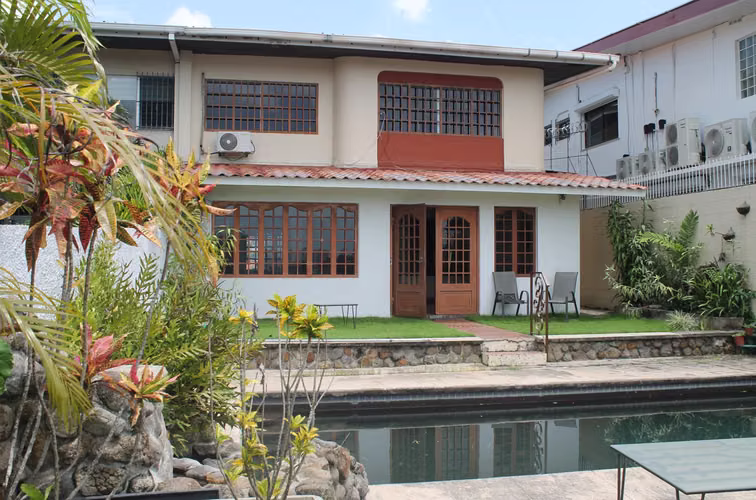 Residencia en venta – Amplia casa de dos pisos con vista panorámica de la ciudad - Imagen 10