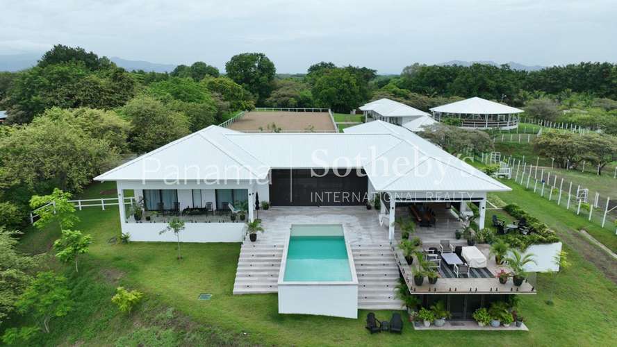 Venta | Exclusiva Casa Ecuestre en Punta Barco | Establo Privado, Piscina y Acceso al Río