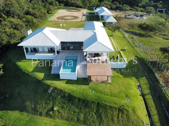 Venta | Exclusiva Casa Ecuestre en Punta Barco | Establo Privado, Piscina y Acceso al Río