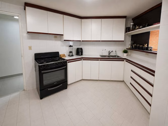 APARTAMENTO EN VENTA – PH CORAL PLAZA, MARBELLA | $195,000