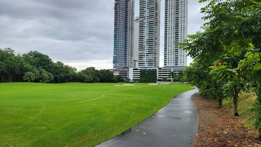 Terreno en Venta en Fairway Estates | Una de las Últimas Oportunidades para Construir en Santa María - Imagen 3
