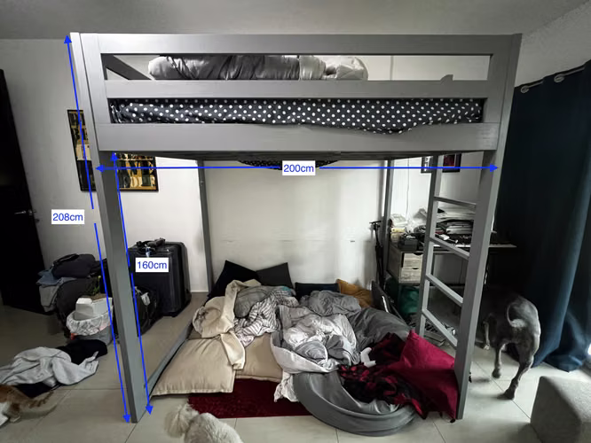 Cama alta de madera con colchón