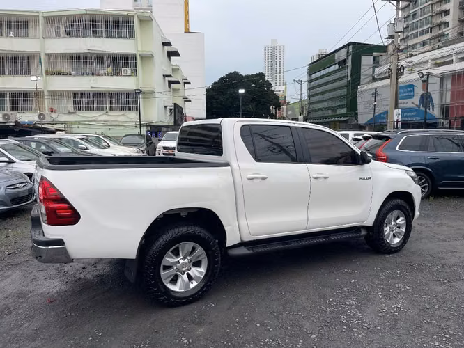 TOYOTA HILUX 2018 MANUAL 4X4 - Imagen 3