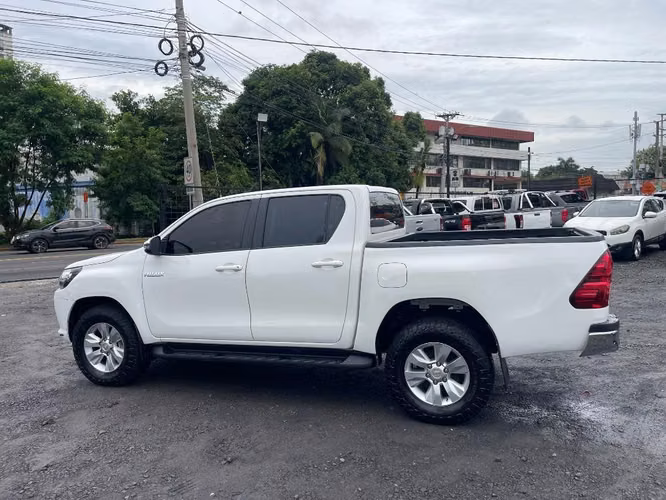 TOYOTA HILUX 2018 MANUAL 4X4 - Imagen 4