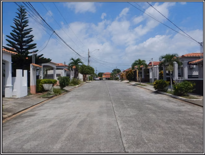 **Casa en Venta en Altos del Campo, La Chorrera | Amplios Espacios y Excelente Ubicación**