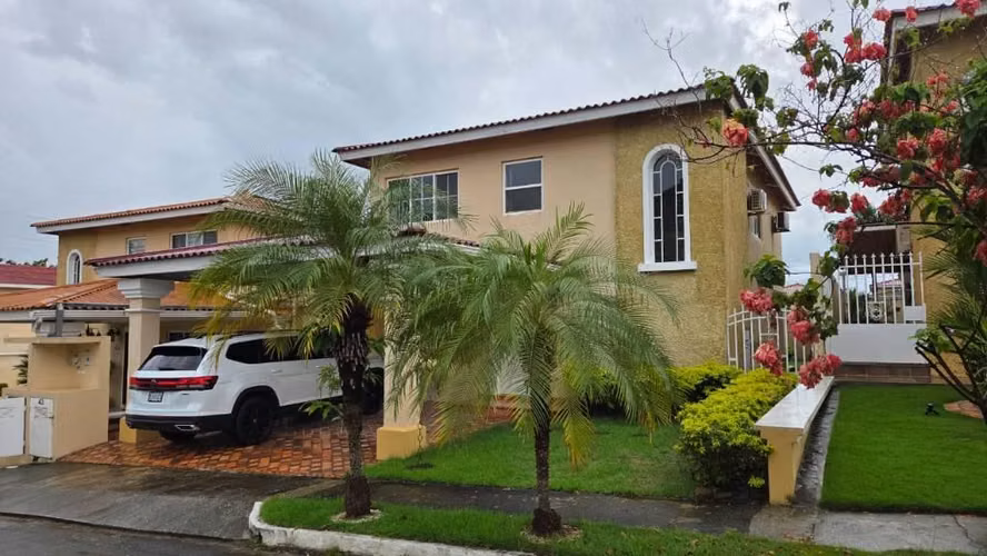 Se alquila espectacular casa en Brisas del golf