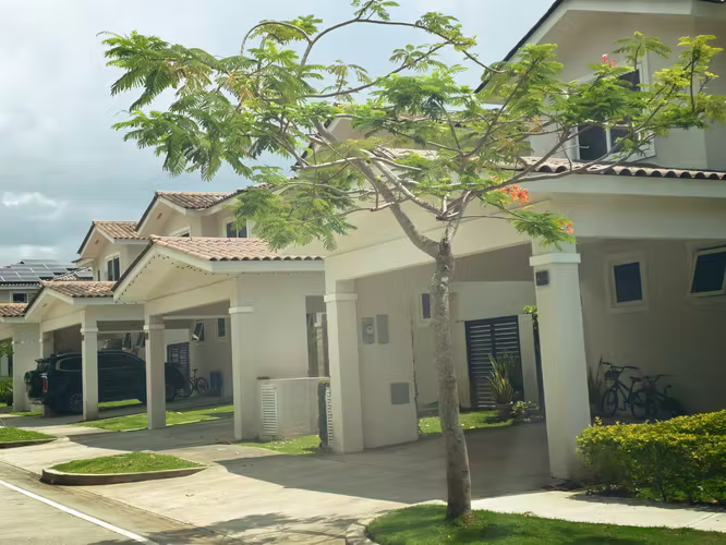 Se Vende Casa en Woodland/– Bosques del Pacific