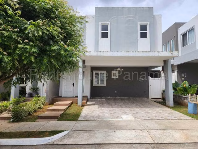 Venta de Casa en Brisas Del Golf I6744GRR