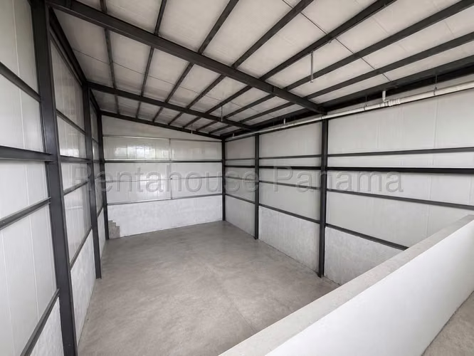 ALQUILO Galera en Parque Lefevre 500m2.