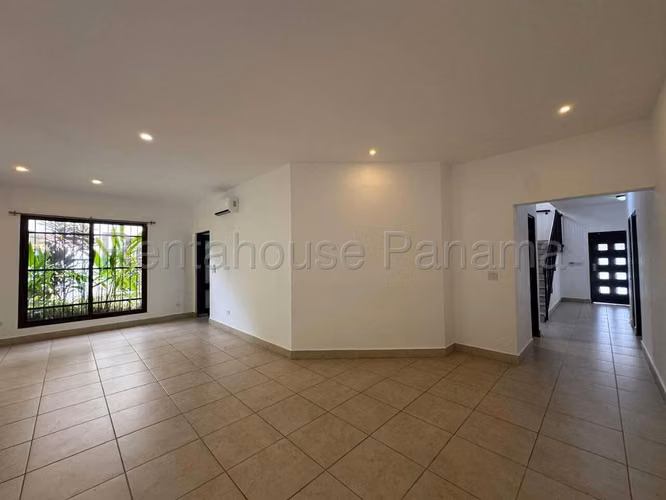 RR VENTA DE CASA EN CLAYTON EMBASSY CLUB