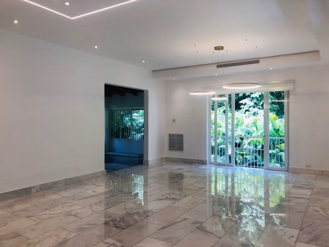 CASA con PISCINA en ALTOS del GOLF - REMODELADA - Lote de 2,500 M² - Imagen 2