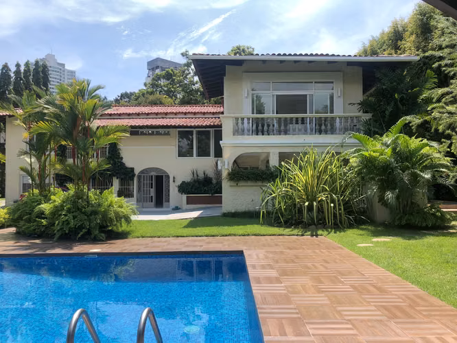 CASA con PISCINA en ALTOS del GOLF - REMODELADA - Lote de 2,500 M²