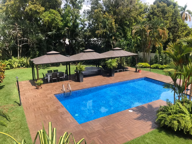CASA con PISCINA en ALTOS del GOLF - REMODELADA - Lote de 2,500 M²