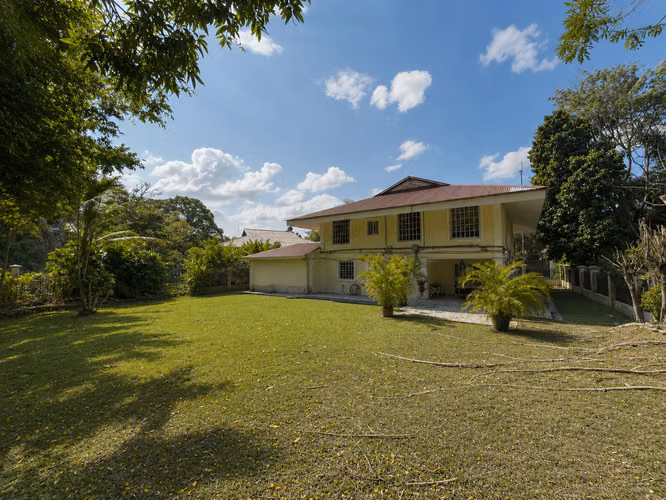 Casa con 995 m² de terreno y 322 m² de construcción
