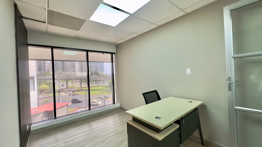 Oficina Amoblada en Alquiler – Ave. Balboa (Bay Mall) 
