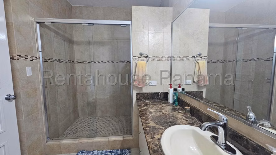¡Apartamento Remodelado y Amoblado Frente al Mar en Avenida Balboa!  | GC - Imagen 3