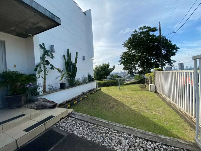 VENTA DE CASA CON PISCINA EN LINDA VISTA - C.J. - Imagen 13
