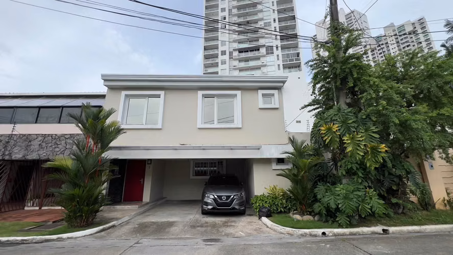 Altos del Golf. 240mts 3r 3.5b cbs $475,000.00neg