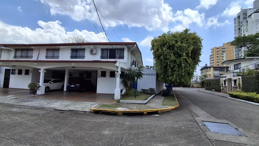 La Loma. 402mts 3r 2.5b Terraza patio $335,000.00neg