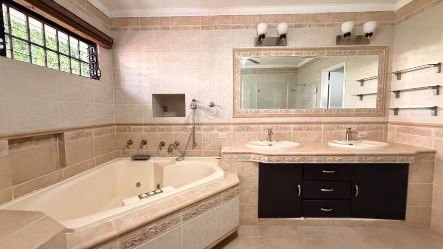Casa en Alquiler en Alameda | Linea Blanca