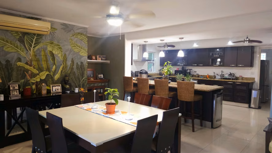 Casa en alquiler completamente amoblada – Ancón | Amplitud, comodidad y entorno natural. - Imagen 4