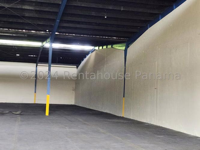 ALQUILO Galera en Via Transismica. 3600m2 lote