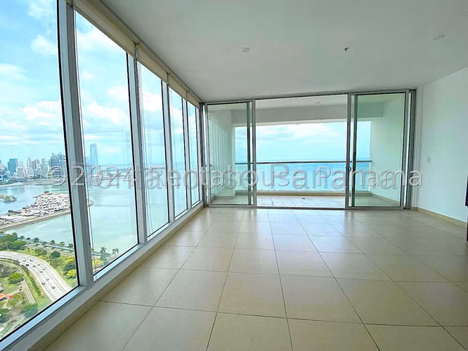 Venta de Apartamento con Línea blanca en Avenida Balboa Ph Rivage EC