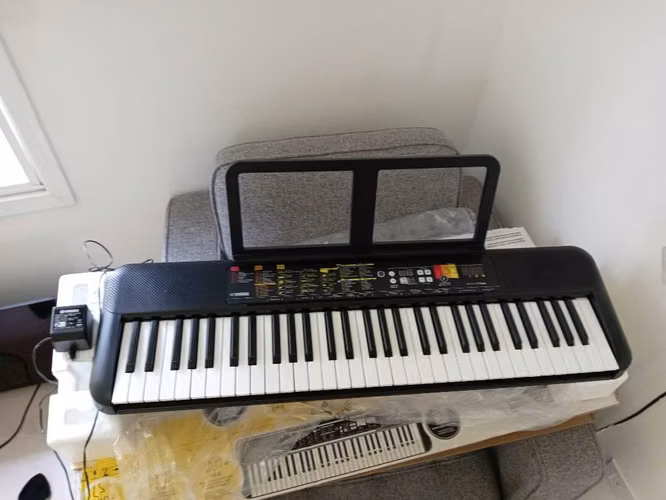 PIANO YAMAHA PSR-F52