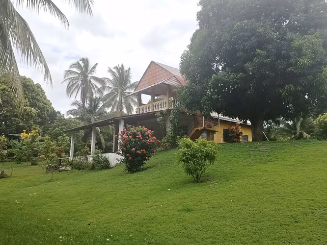 Casa de dos niveles en Lajas cerca del Machetazo de Coronado