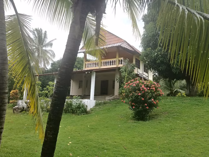 Casa de dos niveles en Lajas cerca del Machetazo de Coronado - Imagen 2