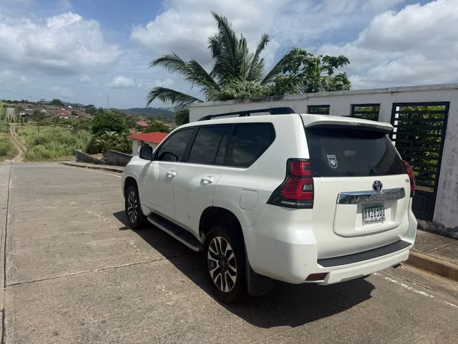 Título: Toyota Land Cruiser Prado VX FUL 2022 – Excelente estado - Imagen 12