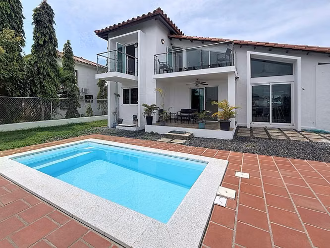 Venta de casa amueblada en Playa Malibú – Nueva Gorgona