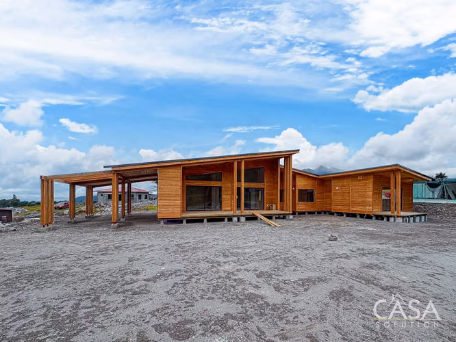 Casa de 3 Habitaciones con Energía Solar en Construcción en Agrorismo, Volcán | Pozo Privado