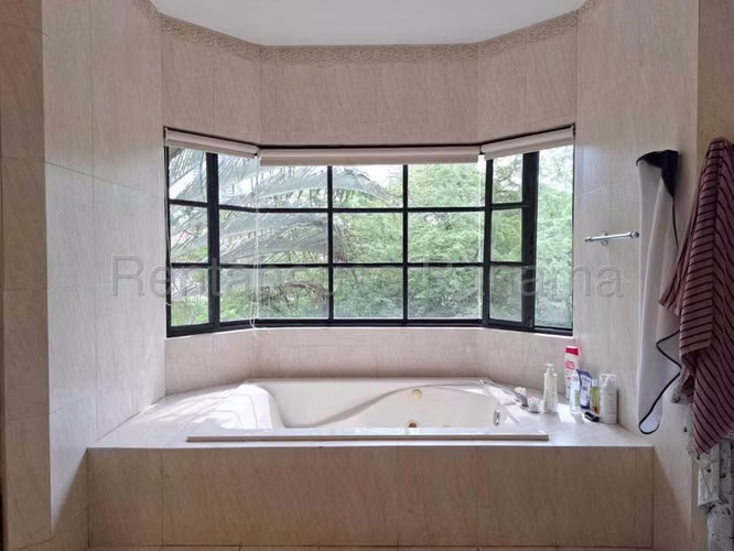 271890. Se alquila casa 426m, 4 recámaras, 625m de terreno. Piscina privada