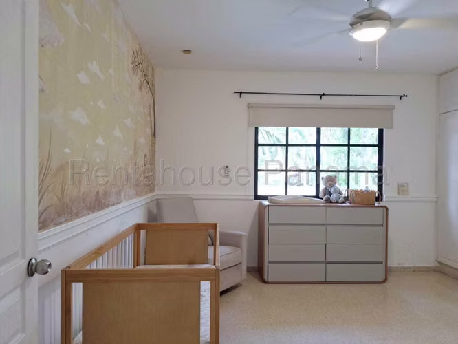 271890. Se alquila casa 426m, 4 recámaras, 625m de terreno. Piscina privada