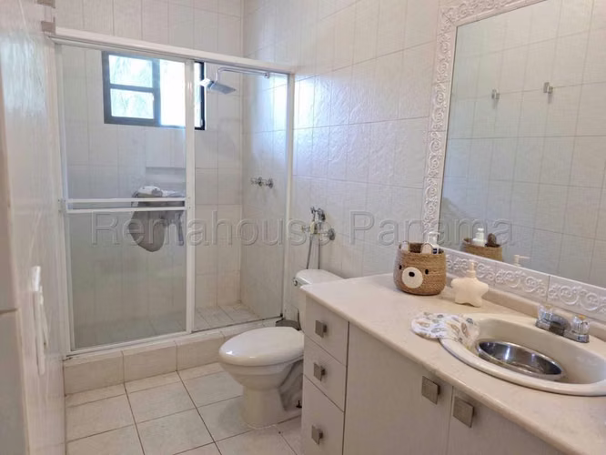271890. Se alquila casa 426m, 4 recámaras, 625m de terreno. Piscina privada