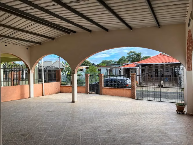 Vendo céntrica casa cerca de Jumbo vacamonte