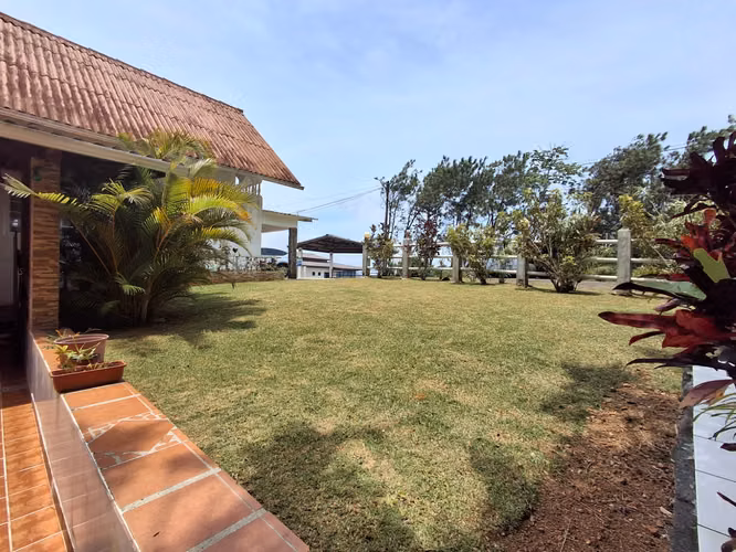 SE VENDE ACOGEDORA CASA CON VISTA EN LOS ALTOS DE CERRO AZUL - Imagen 17