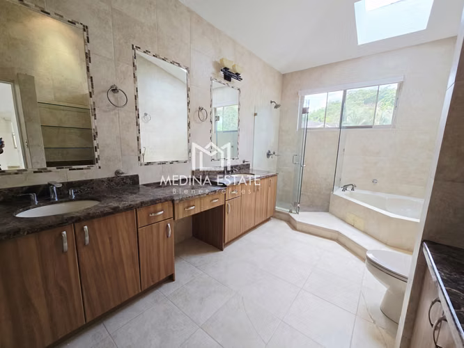 ALQUILER – EXCLUSIVA CASA CON PISCINA  EMBASSY GARDENS 3 HABITACIONES, CLAYTON - Imagen 14